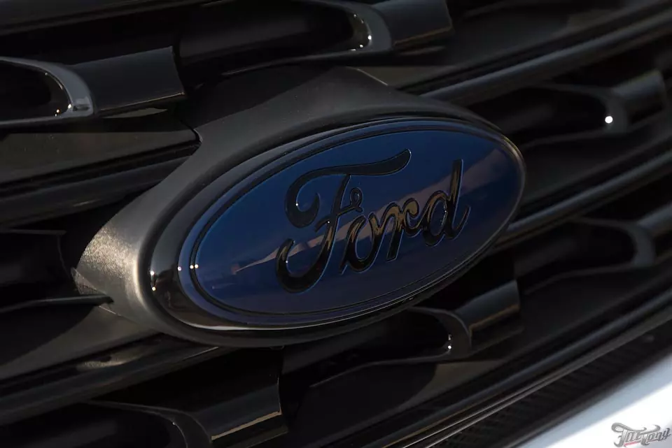 Ford Explorer. Удаление хрома и окрас в черный глянец.